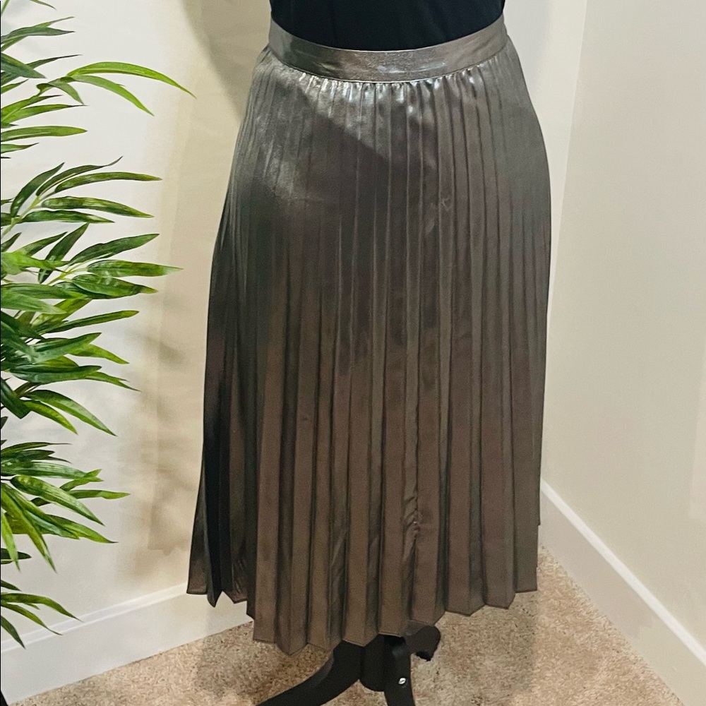 ❤️ NWT Nicole Miller Women pleated metallic skirt in a size 12